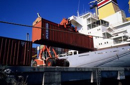 Archipel-des-Comores;-Cargo;-Chariot-cavalier;-Conteneur;-France;-Kaleidos;-Kaleidos-images;-La-parole-à-limage;-Laurent-Abad;-Manutention;-Mayotte;-Océan-Indien;-Port;-Quai;-Stories-Pictures